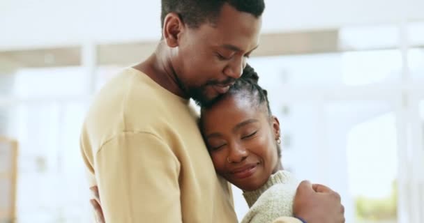 Pareja Negra Bailan Juntos Abrazan Casa Con Conversación Cuidado Amor — Vídeos de Stock