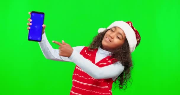 圣诞节和电话屏幕与孩子在绿色屏幕上的新闻 消息和社交媒体 模拟和高科技与年轻女孩在演播室背景下度假 过节和送礼 — 图库视频影像