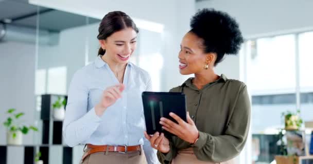 Negócios Mulheres Felizes Tablet Para Discussão Planejamento Trabalho Equipe Empresa — Vídeo de Stock