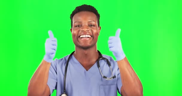 Czarny Człowiek Lekarz Kciuki Góry Zielonym Ekranie Zdrowie Pozytywną Opinią — Wideo stockowe