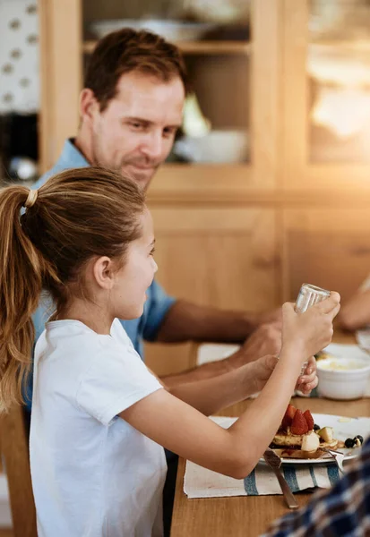Завтрак Приправленный Любовью Отец Маленькая Дочь Завтракают Вместе Дома — стоковое фото