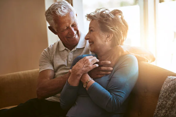 Api Cinta Masih Menyala Terang Pasangan Senior Bersantai Bersama Sofa — Stok Foto