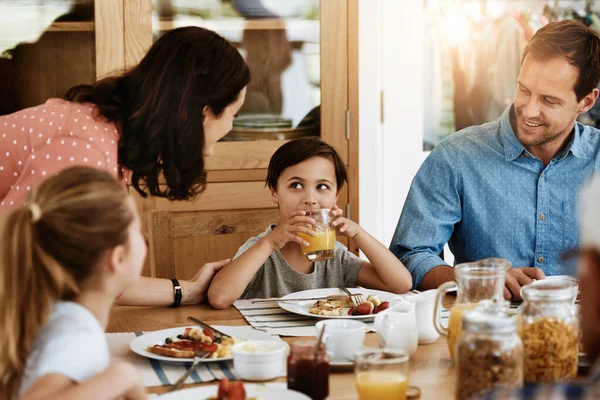 如果你吃完了所有的早餐 会有一个惊喜 一家人在家里一起吃早餐 — 图库照片