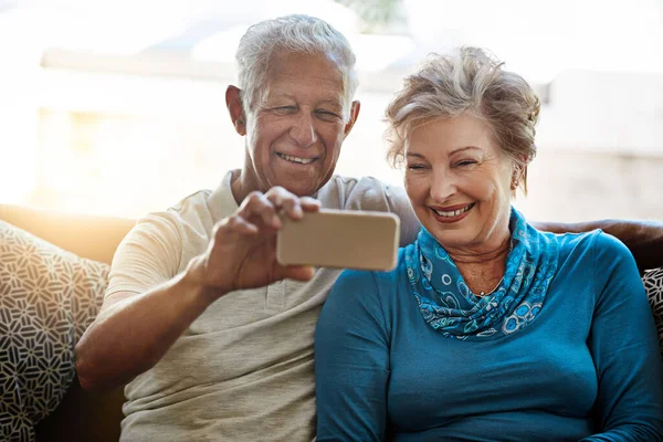 Jedną Największych Przyjemności Życia Jest Tworzenie Wspomnień Szczęśliwa Para Seniorów — Zdjęcie stockowe