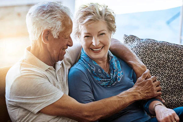 Šťastně Vždy Splní Portrét Seniorského Páru Relaxujícího Společně Gauči Doma — Stock fotografie