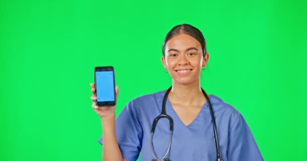 绿色屏幕 电话和医生点和微笑诊所的网站 研究和移动应用程序的模型 用于健康 医疗服务和远程保健的智能手机上的妇女保健 数字和肖像 — 图库视频影像