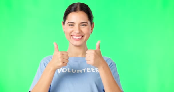 幸せな女性 ボランティア スタジオの背景に対する合意や成功のための緑の画面上の親指で手 親指を示す女性の肖像 Emojidex 絵文字デックス サインなどのモックアップ上の良い仕事のため — ストック動画