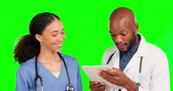 医療プロセス 医療研究や開発に関するタブレット コラボレーション医師やチームのコミュニケーション 緑の画面のチームワーク病院の研究話とスタジオの背景に幸せなクロマキー看護師 — ストック動画