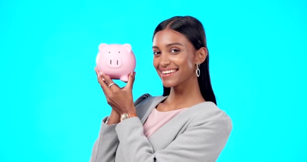小猪银行或快乐的印度女人 有储蓄预算或财政利润增长的工作室背景 金融或兴奋地持有锡罐以获得现金贷款 硬币或货币投资的女孩 — 图库视频影像