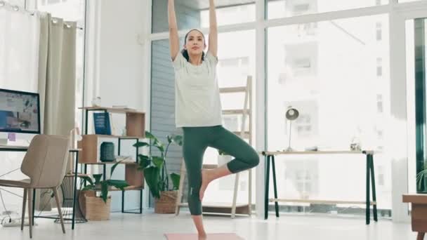 Yoga Mulher Árvore Posar Casa Para Bem Estar Meditação Exercício — Vídeo de Stock