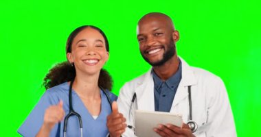 Doktorlar sağlık hizmetleri başarısı, sağlık hizmetleri başarısı ya da başarısı için birlikte çalışmaktan memnuniyet duyar. Stüdyo arka planında yeşil ekran portresi, araştırma ve krom anahtar cerrah.