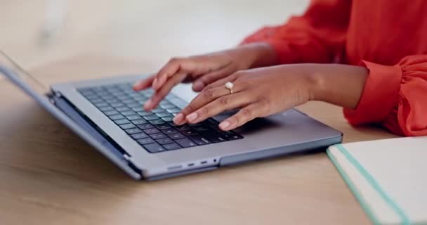 Laptop Mãos Digitando Artigo Revisão Mulher Negócios Para Aplicativo Mídia — Vídeo de Stock