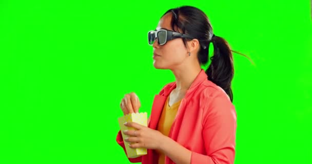 Женщина Очки Зеленом Экране Попкорном Кино Страх Испуганный Студийным Фоном — стоковое видео