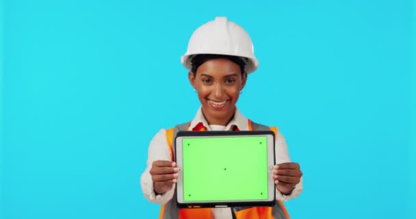 Mujer Feliz Arquitecto Tableta Maqueta Pantalla Verde Con Marcadores Seguimiento — Vídeos de Stock