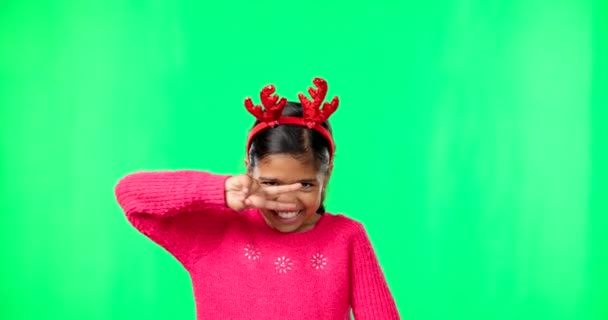 Діти Танці Різдво Дівчиною Зеленому Екрані Фоні Студії Розважаються Діти — стокове відео