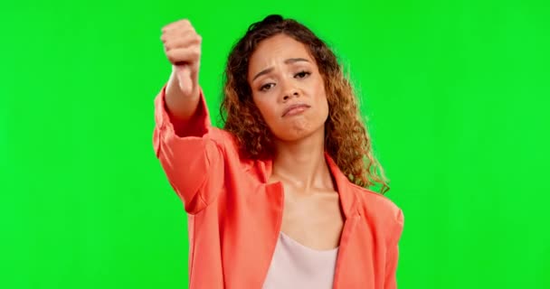 Kobieta Studio Kciuki Dół Zielonym Tle Ekranu Smutną Twarzą Negatywną — Wideo stockowe
