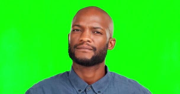 Endişeli Şaşkın Sorgulayıcı Ifade Için Yeşil Ekrandaki Siyah Adamın Yüzü — Stok video