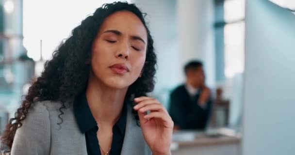 Bizneswoman Ból Głowy Twarzy Stresie Wypalenie Lub Obciążenie Komputera Biurze — Wideo stockowe