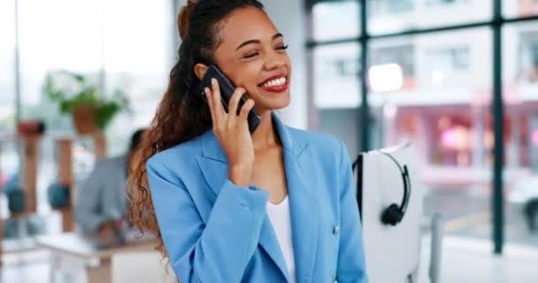 Mujer Negocios Llamada Telefónica Riendo Oficina Mientras Habla Con Contacto — Vídeos de Stock