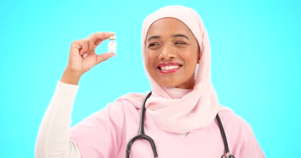 Nurse Medical Vaccine Muslim Woman Blue Background Studio Treatment Healthcare — Stock Video