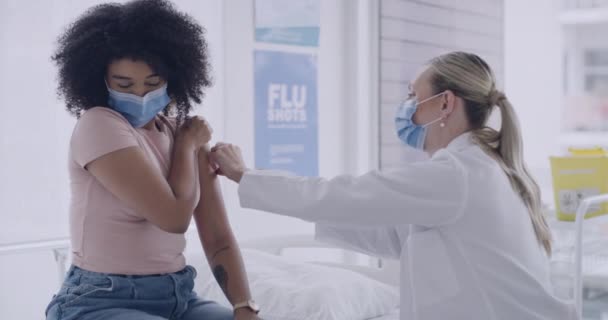 Жіночий Лікар Масці Вводить Пацієнтові Коронавірусну Вакцинацію Афроамериканка Впевнена Собі — стокове відео