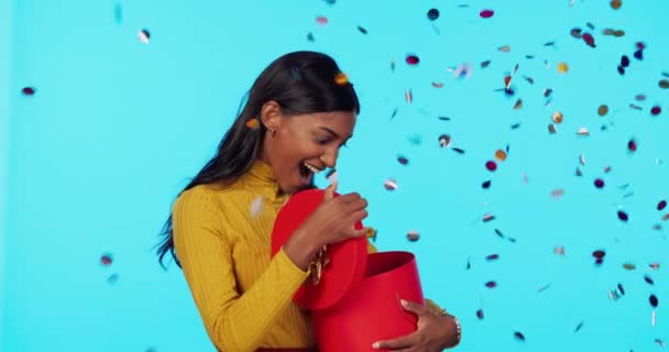 Конфетти Подарок Сюрприз Женщиной Студии День Рождения Праздник Событие Счастье — стоковое видео