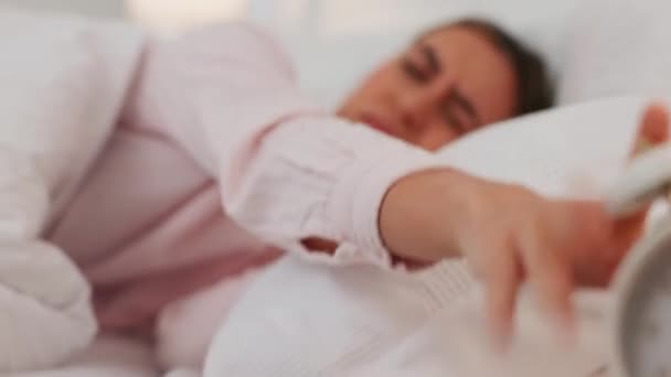 Kobieta Łóżku Głośnym Alarmem Weekend Rano Aby Odpocząć Odpocząć Spać — Wideo stockowe