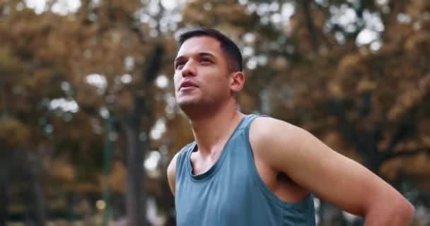 公园锻炼后 面部和男性疲劳后 有氧运动 自然马拉松训练或跑步者健康的生活方式 汗水和呼吸运动健美运动员 — 图库视频影像