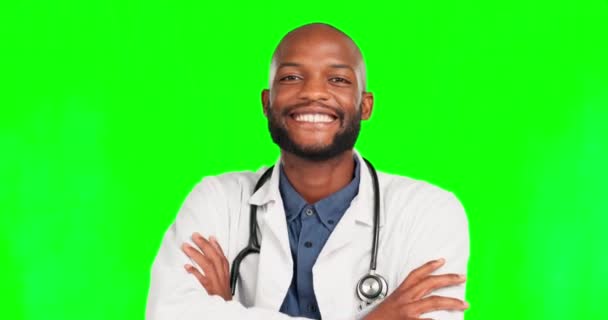 Braços Cruzados Médico Tela Verde Rosto Homem Negro Ajuda Médica — Vídeo de Stock