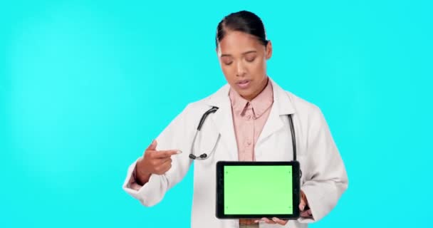 桌面上的绿色屏幕 与医生交谈和工作室 指出和模拟的医疗保健菜单蓝色背景 为推广远程健康讲座而配备触摸屏的年轻女子 医生及肖像画 — 图库视频影像