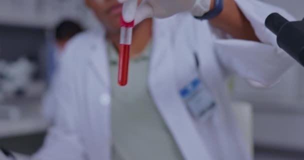 Ciencia Sangre Farmacia Con Hombre Negro Laboratorio Medicina Investigación Análisis — Vídeos de Stock