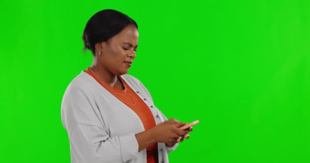緑色の画面にテキストメッセージ スパムメール 詐欺ネットワークを入力 不満を持つ女性 スタジオ スマートフォン上のグリッチ エラーと問題を持つ怒っているアフリカの女性 — ストック動画