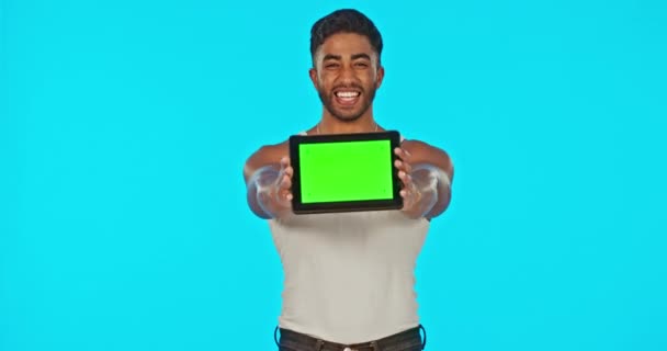 绿色的屏幕和男人与平板笑在工作室隔离蓝色背景 有趣的技术 模仿和快乐的男模 产品的摆放 营销或品牌广告 — 图库视频影像
