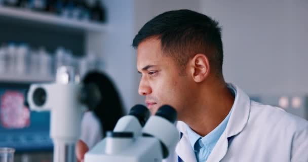 显微镜和实验室人员 用于研究 疫苗研究和医学分析 生物技术和配备分析 Dna测试和病毒检测设备的男性科学家 — 图库视频影像