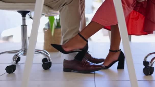 Takım Olarak Çalışırken Ofiste Masa Başında Çalışan Adamlarıyla Bacaklar Flört — Stok video