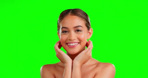 緑の画面 化粧品や化粧品の背景に化粧品のケアのためのスタジオで女性の顔に手 スキンケア 肖像画や女の子のモデルは ソフト 滑らかで豪華な肌の治療でリラックス孤立 — ストック動画