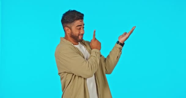 男人和指向与大拇指在工作室隔离蓝色背景 展示广告 营销和模拟空间 促销或商业广告的肖像 产品摆放和印度人 — 图库视频影像