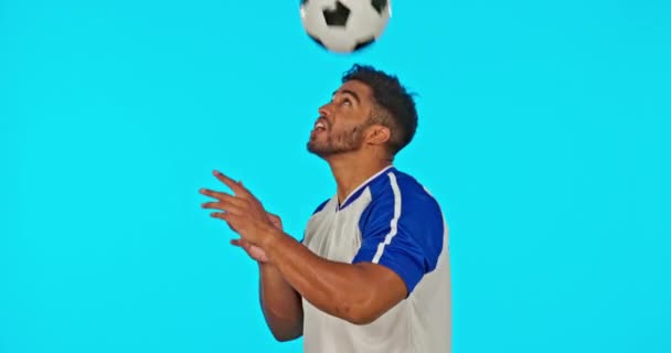 Futbol Topu Erkek Gülümsemesi Mavi Arka Planda Izole Edilmiş Bir — Stok video