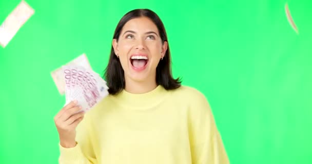 Счастливая Женщина Деньги Зеленый Экран Выигрыша Лотереи Приза Фоне Студии — стоковое видео
