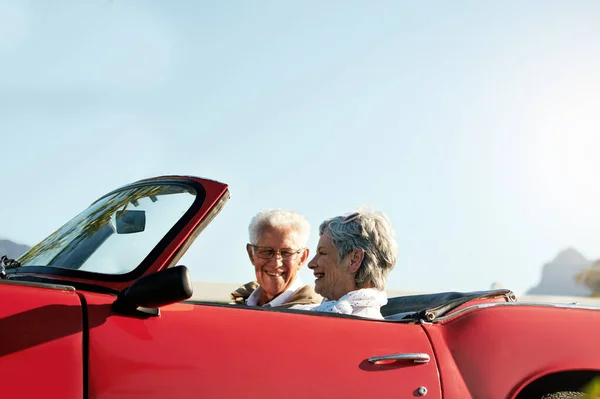 Att Semester Pensionärens Verkliga Glädje Ett Seniorpar Bilresa — Stockfoto