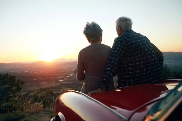 Sie Verwirklichten Ihre Roadtrip Träume Ein Älteres Ehepaar Genießt Einen — Stockfoto
