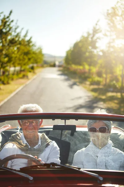 Går Vart Vägen Tar Oss Ett Seniorpar Bilresa — Stockfoto