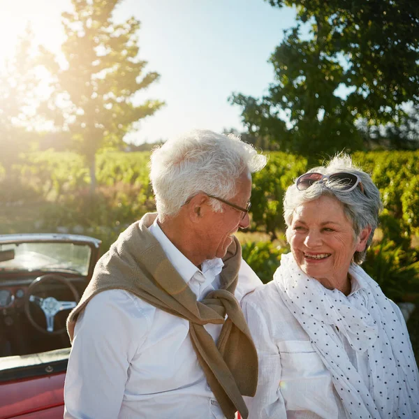 Memiliki Banyak Kenangan Saat Sepanjang Jalan Pasangan Senior Akan Pergi — Stok Foto
