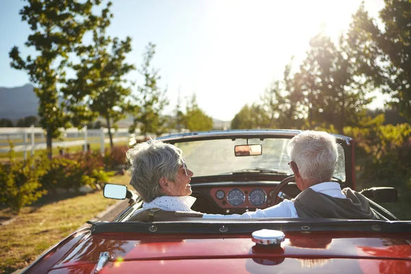 Göra Gyllene Åren Till Bästa Ett Seniorpar Bilresa — Stockfoto