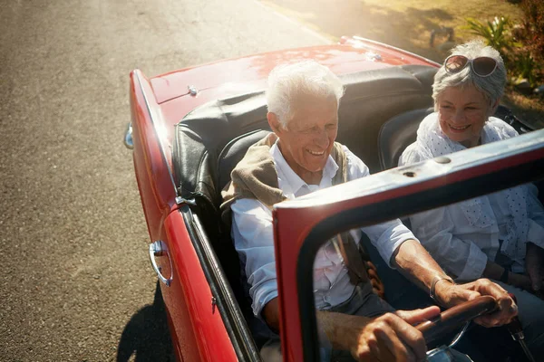 Det Finns Gott Tid Att Resa Pensioneringen Ett Seniorpar Bilresa — Stockfoto