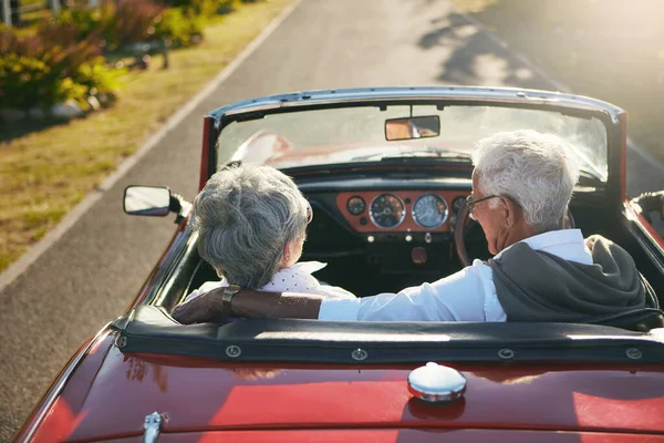 私たちは行きたいところに行く時間があります 道路の旅に出る老夫婦は — ストック写真