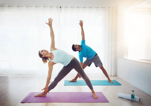 Yoga Nos Acerca Más Una Pareja Practicando Yoga Casa — Foto de Stock