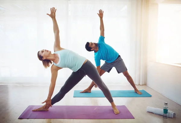 Yoga Tiene Potencial Transformar Relación Una Pareja Practicando Yoga Casa — Foto de Stock