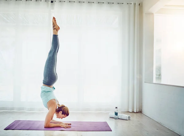 Yoga Ist Ein Weg Die Freiheit Eine Attraktive Frau Die — Stockfoto