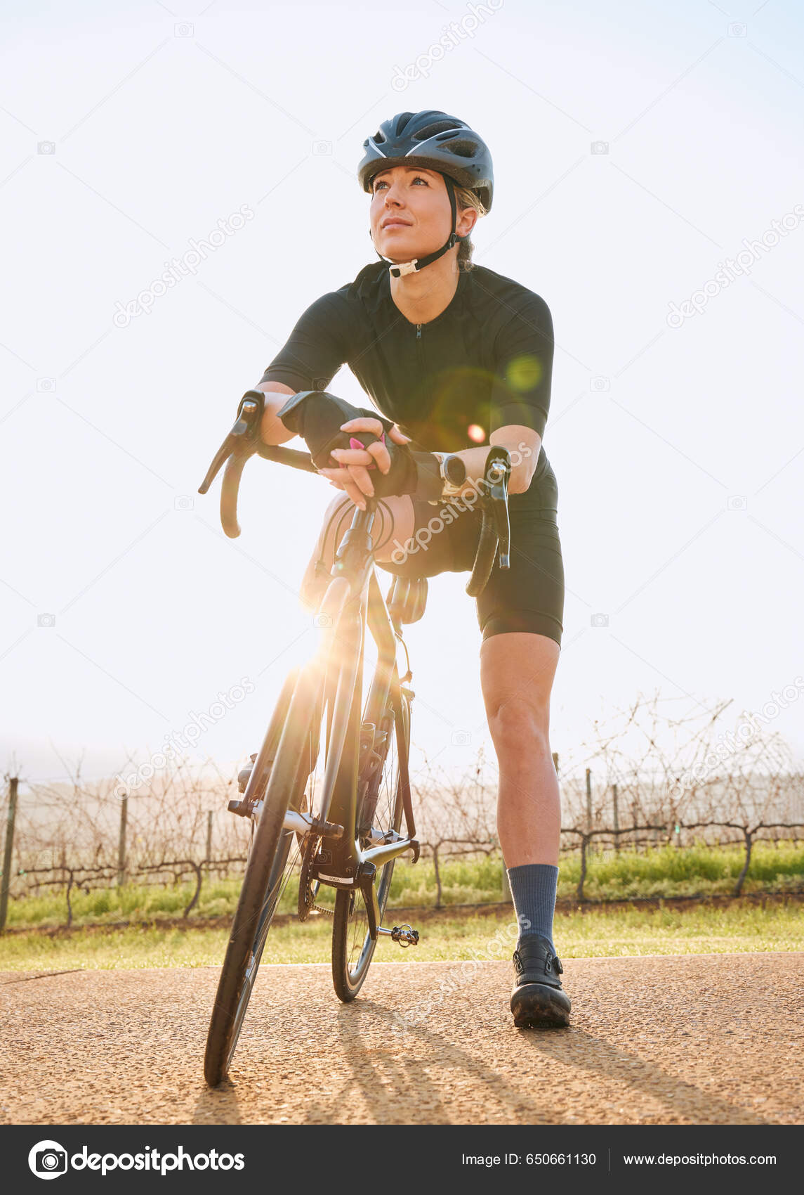 Repos Vélo Fitness Avec Femme Dans Nature Pour L'entraînement  L'entraînement image libre de droit par PeopleImages.com © #650661130